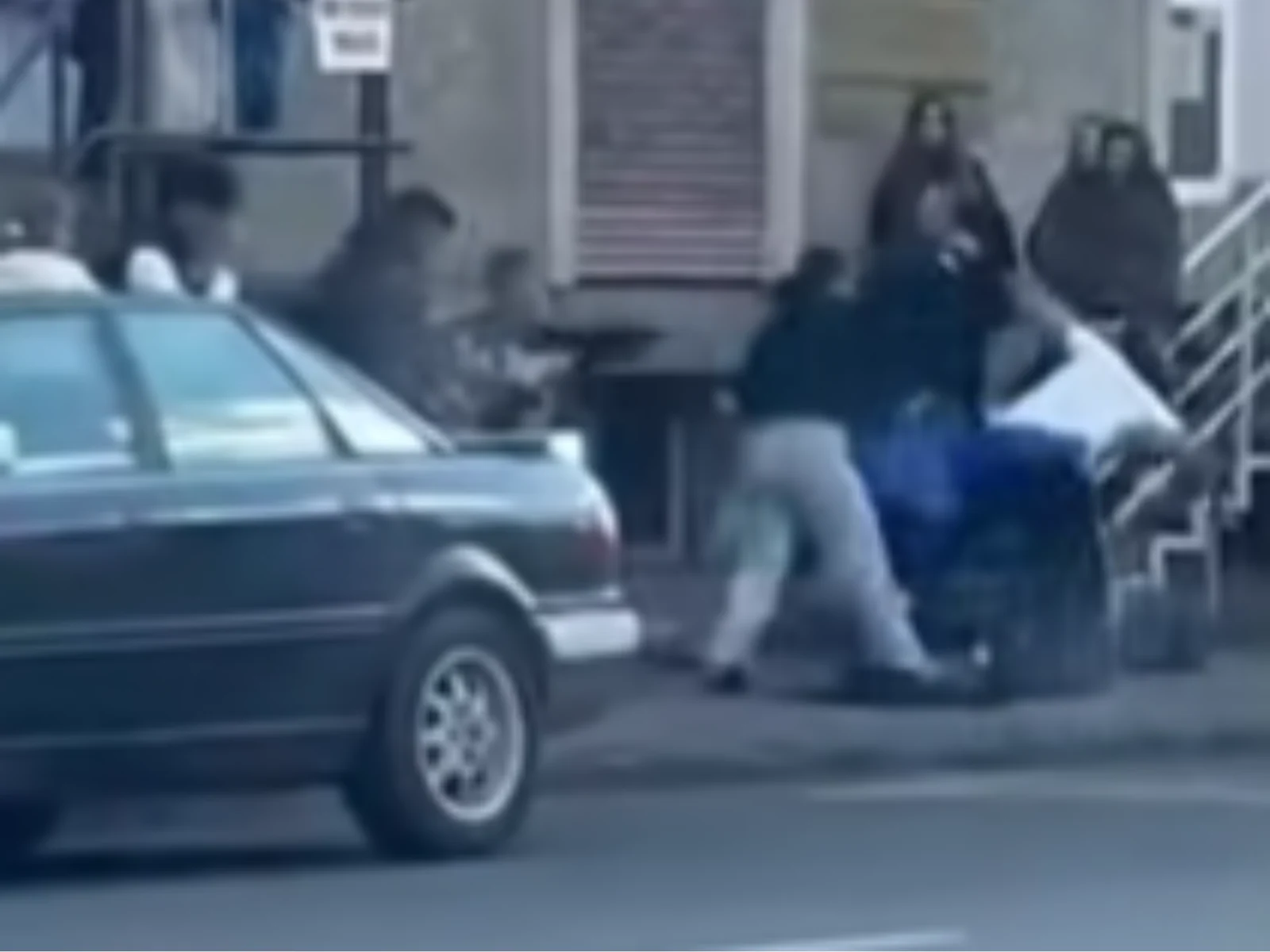 Scandal între mai mulți tineri într-o stație de autobuz din Târgu Mureș. Trei dintre ei, internați în spital