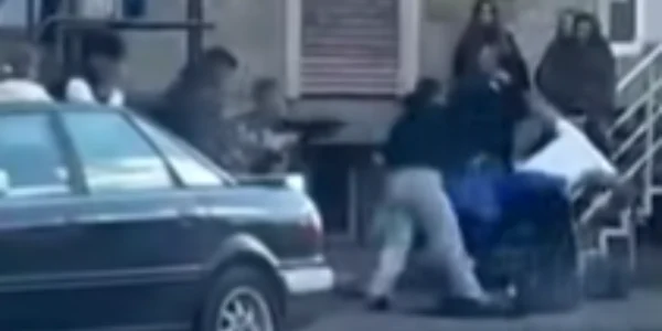 bataie intre adolescenti pe un bulevard din Targu Mures png