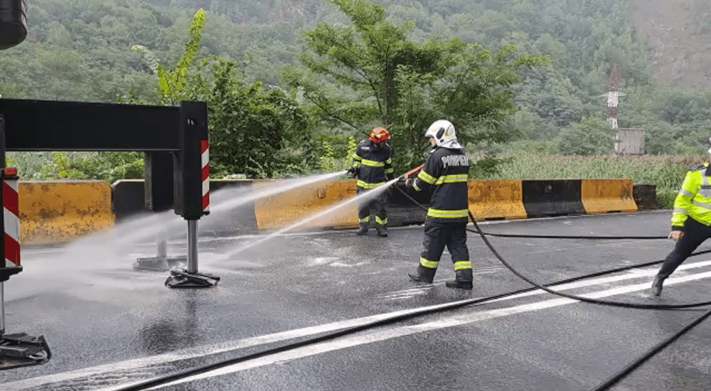 Traficul între Vâlcea și Sibiu, blocat din nou. Carosabilul DN7 spălat după coliziunea în lanț de pe Valea Oltului VIDEO