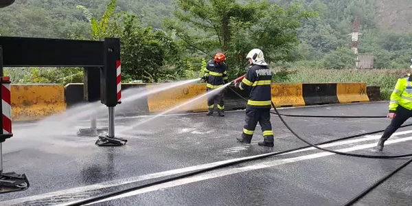 Resturile unei coliziuni în lanț pe Valea Oltului îndepărtate cu furtunul cu apă de pe carosabilul DN7 în Vâlcea Sursă ISU Vâlcea mp4 thumbnail png