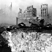 RIAN archive 44732 Soviet soldiers attack house jpg