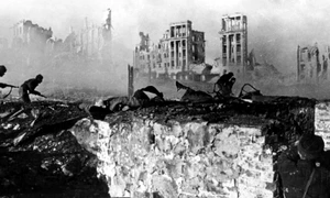 RIAN archive 44732 Soviet soldiers attack house jpg