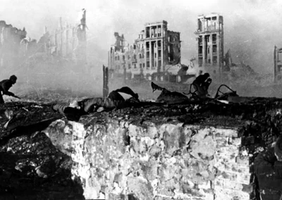 RIAN archive 44732 Soviet soldiers attack house jpg