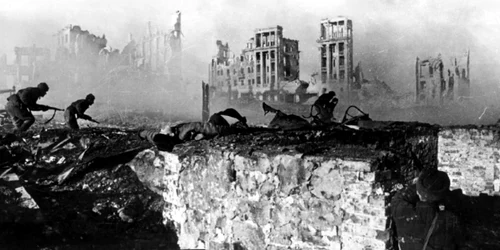 RIAN archive 44732 Soviet soldiers attack house jpg