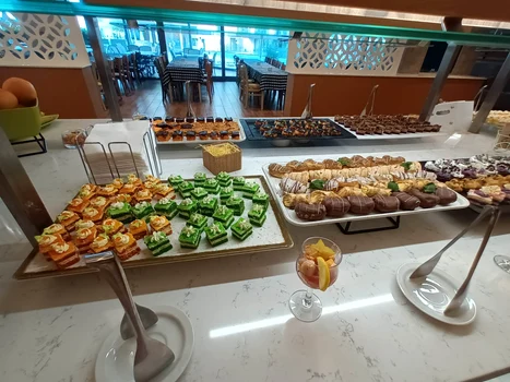 Turiștii au pus la dispoziție și tot felul de deserturi / Sursă: Click!