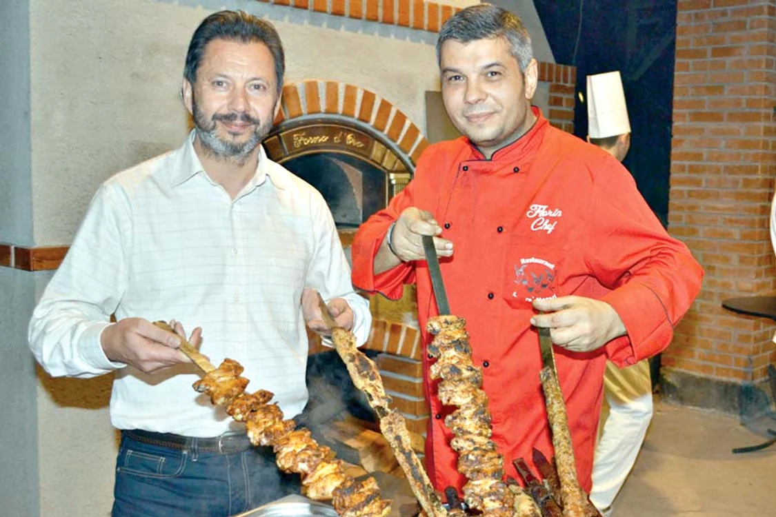 Artistul a dat chef cu lăutari de ziua lui. Dintre delicatesele servite n-au lipsit frigăruile