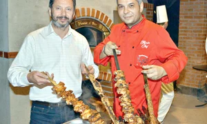 Artistul a dat chef cu  lăutari de ziua lui  Dintre  delicatesele servite n au  lipsit frigăruile jpeg