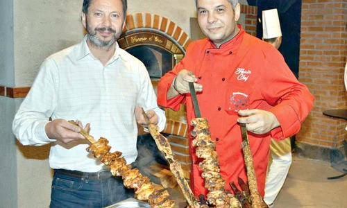 Artistul a dat chef cu  lăutari de ziua lui  Dintre  delicatesele servite n au  lipsit frigăruile jpeg