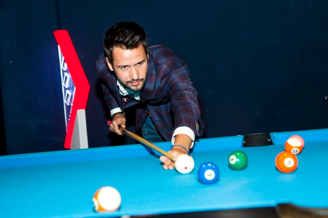 
    Alex Constantin a luat lecţii de biliard de la unul dintre cei mai cunoscuţi jucători de snookerFoto: Prima TV  
