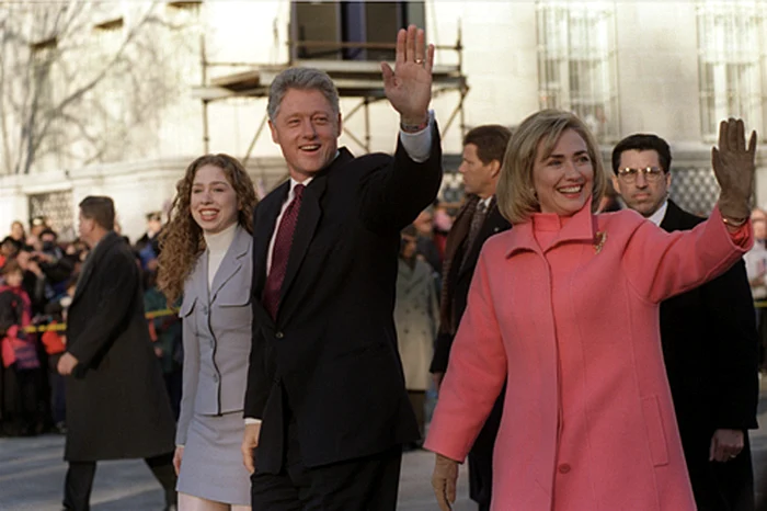 Preşedintele Bill Clinton împreună cu soţia sa, Hillary şi fiica lor, Chelsea, la parada inaugurală din 20 ianuarie 1997