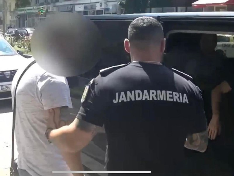 Droguri ascunse în chiloți. Ce le-a atras atenția jandarmilor la vederea unui tânăr din Brăila VIDEO