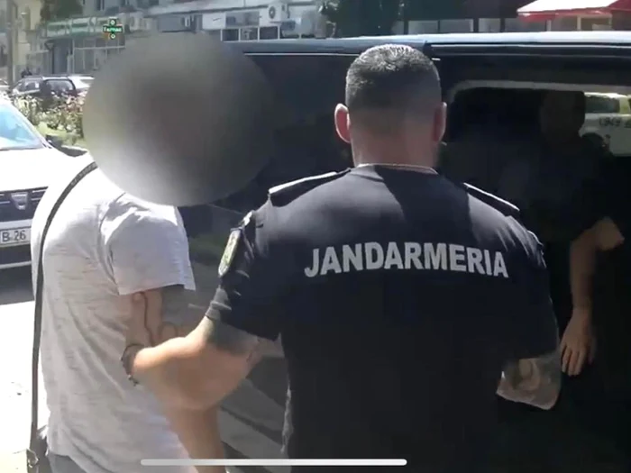 Bărbatul a fost dus la sediul Jandarmeriei din Brăila pentru percheziție FOTO IJJ Brăila