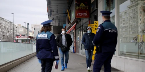 Politisti si jandarmi controale piata Unirii cronavirus FOTO Inquam Photos / George Calin