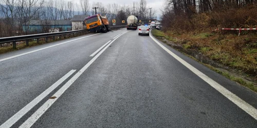 Accident la Gura Văii - Bujoreni în Vâlcea pe DN 7 - E 81 Foto Adevărul