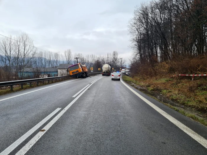 Accident la Gura Văii - Bujoreni în Vâlcea pe DN 7 - E 81 Foto Adevărul