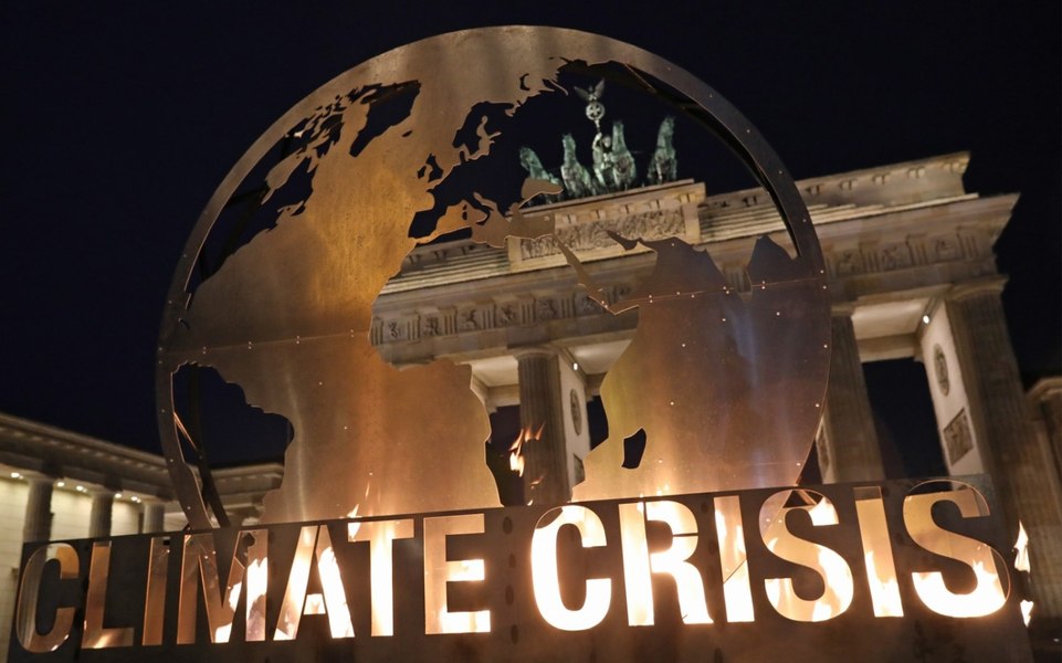 Protest în Piața Victoriei împotriva folosirii combustibililor fosili