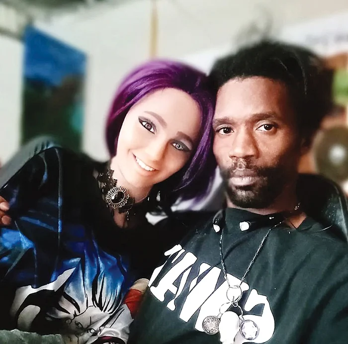 Christoper Alexander Stokes, alături de „soţia” lui, Mimi. FOTO: INSTAGRAM