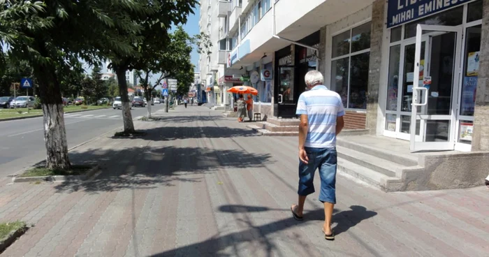 Străzile din Slatina sunt aproape goale la orele amiezii în aceste zile caniculare   (FOTO: Mugurel Manea)