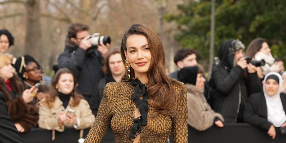 Aceeași salopetă, două apariții spectaculoase. Cine a purtat-o mai bine: Yris Palmer sau Marianne Fonseca?