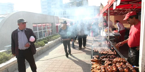 Fumul de la grătarele cu carne umple platoul de la Hala Centrală