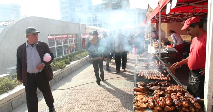 Fumul de la grătarele cu carne umple platoul de la Hala Centrală