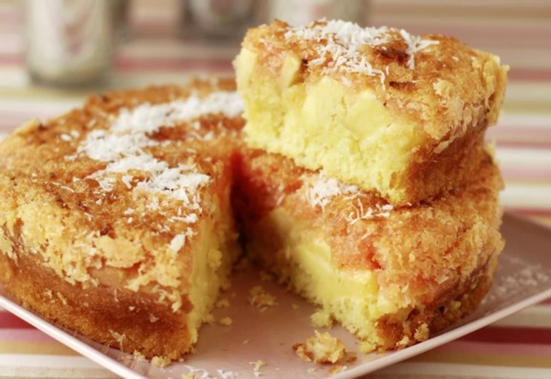 Prăjitura cu mere şi nucă de cocos este delicioasă!clickpoftabuna.ro