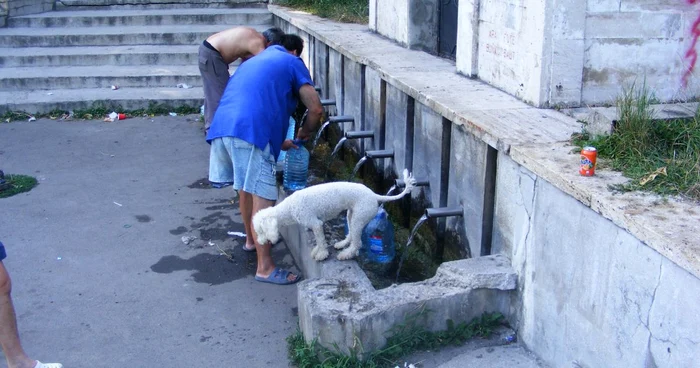 fântână publică invadată de gunoaie