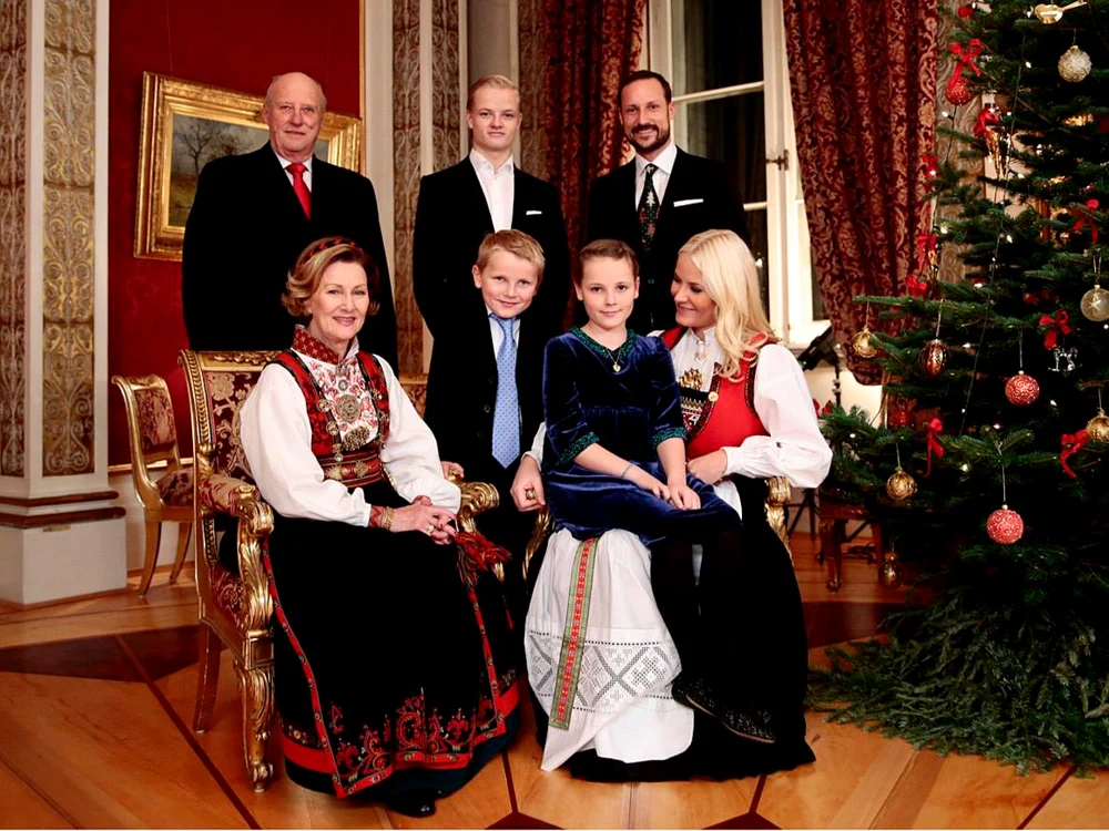 Prințul Haakon, Prințesa Mette Marit, Marius Borg, Regina Sonja, Prințul Sverre, Prințesa Ingrid și Regele Harald al Norvegiei de Crăciun 2013 FOTO Hakon Mosvold Larsen, Casa Regală norvegiană jpg