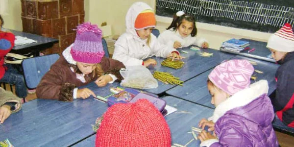 Cei 50 de elevi din comuna Şimian învaţă în frig, după ce firma care a reabilitat şcoala a demontat uşile de la clase 