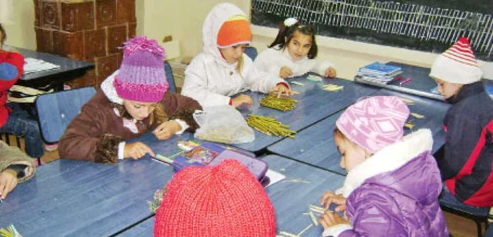 Cei 50 de elevi din comuna Şimian învaţă în frig, după ce firma care a reabilitat şcoala a demontat uşile de la clase
