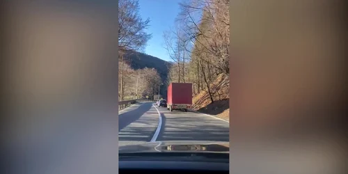 Circulaţie paralizată pe DN1 din cauza unor lucrări de asfaltare