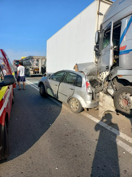 Cinci autovehicule au fost implicate în accident, traficul este blocat FOTO: martor
