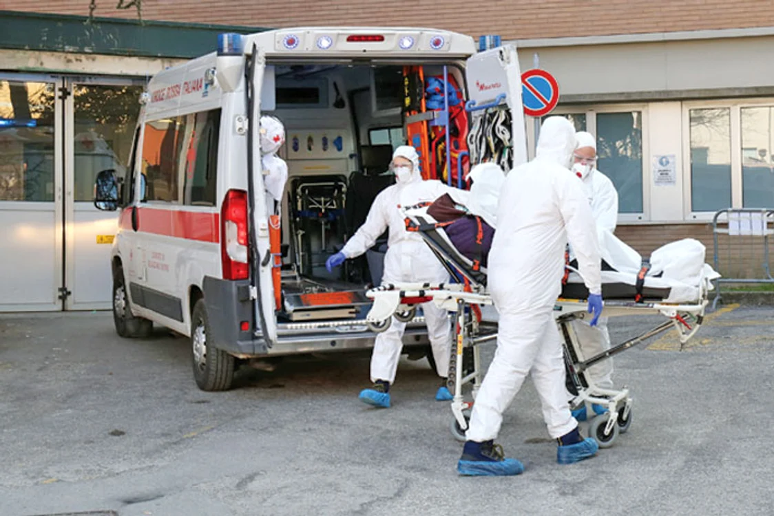Cei care au simptome sunt duși  direct în spital cu ambulanța