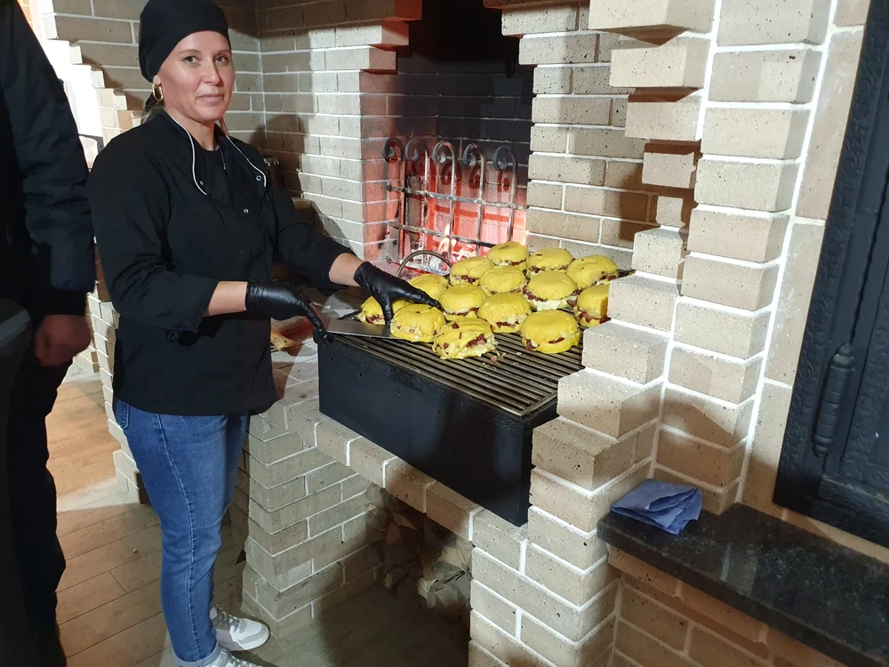 Bulzul se  pregătește în cuptor. FOTOGRAFII: Adrian Popescu