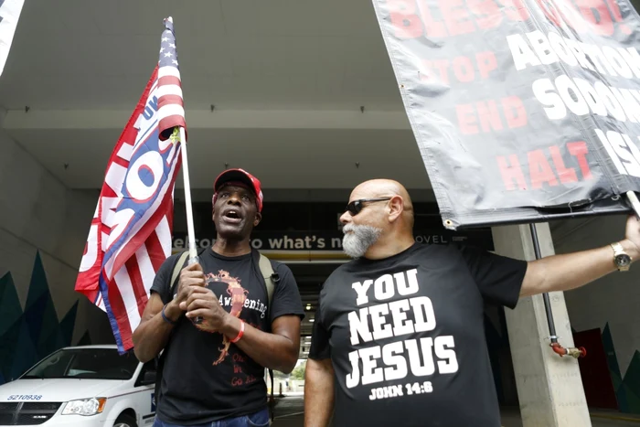 Un susţinător QAnon şi un adept al Credincioşilor Ruben Israel of Bible în Carolina de Nord 24 august 2020 FOTO Octavio Jones/Getty Images