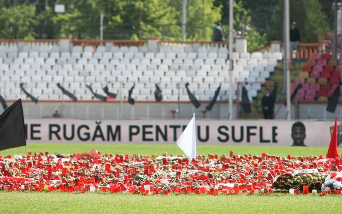 
    Suporterii s-au strâns pe stadion ca să-şi ia rămas bun de la fotbalistul care s-a prăbuşit pe terenfoto: Dorin Constanda  