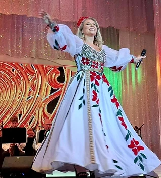  Mirela Vaida (43 de ani) e o femeie și o mămică fericită