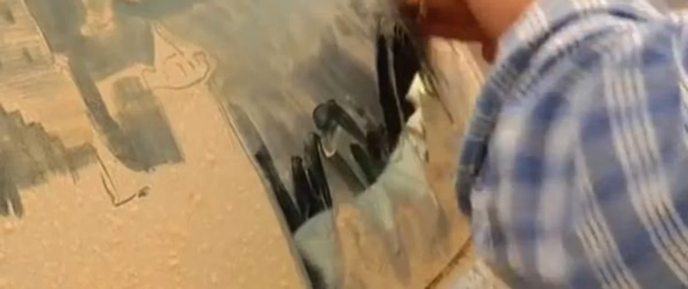 
    Un geam murdar de maşină poate fi uşor transformat în operă de artăFoto: Captură Youtube  