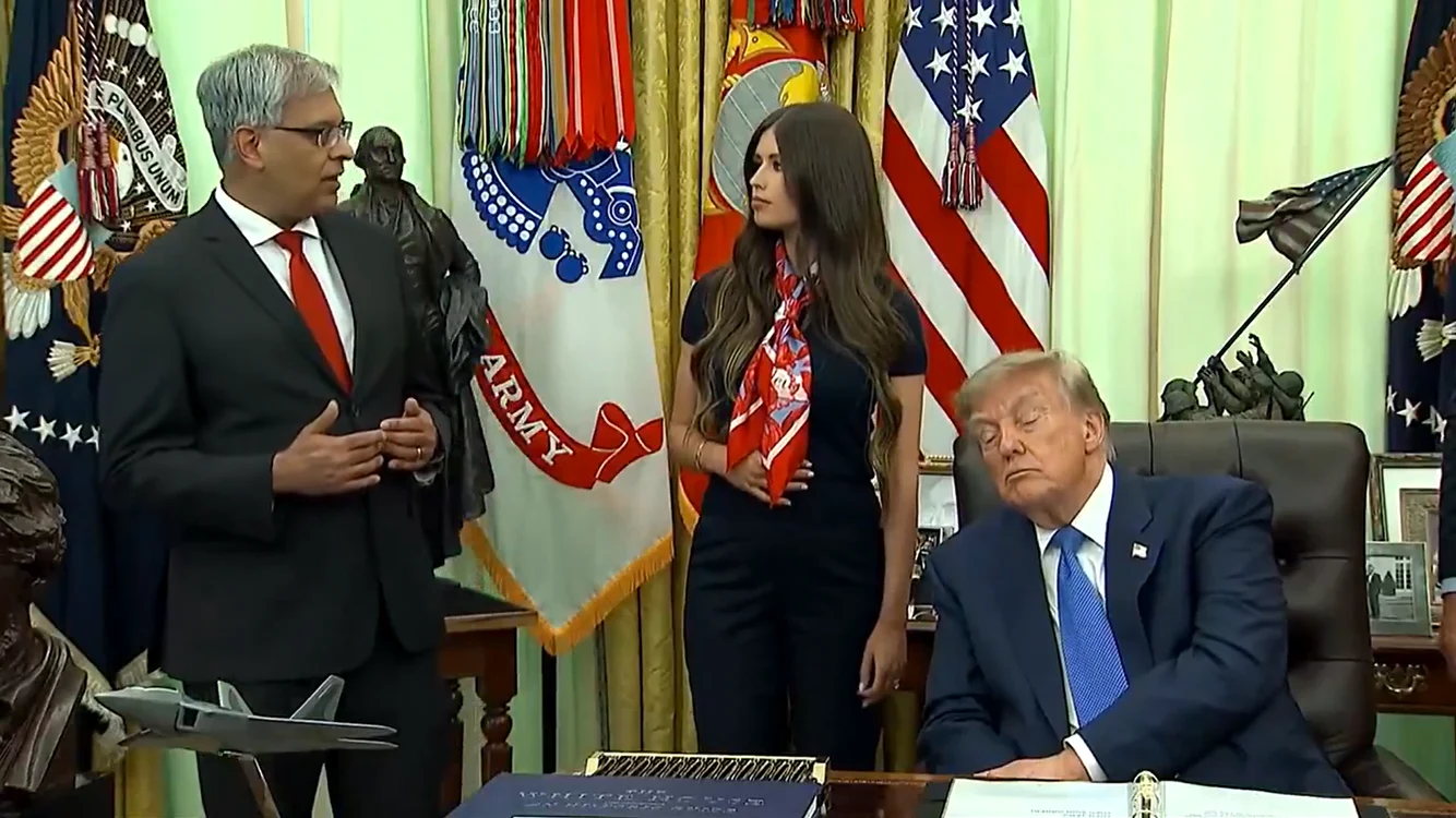 Donald Trump stă cu ochii închiși în timpul prezentării. FOTO: captură video X