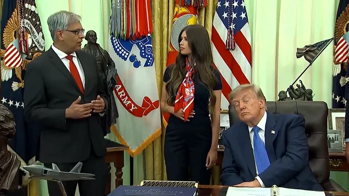 Donald Trump stă cu ochii închiși în timpul prezentării. FOTO: captură video X