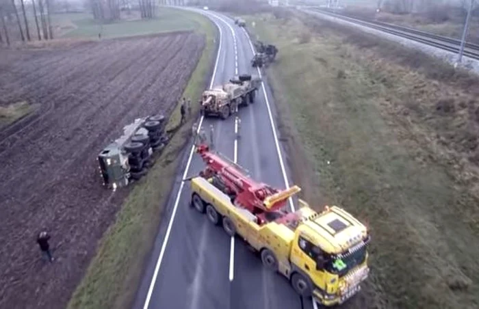 Vehicul al armatei americane răsturnat într-un câmp de lăngă Lubin FOTO Captura YouTube