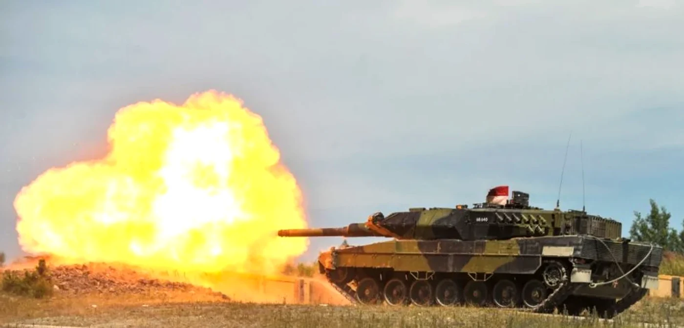 Un tanc Leopard 2 la o tragere cu muniţie reală în cadrul unui exerciţiu NATO FOTO U.S. Army