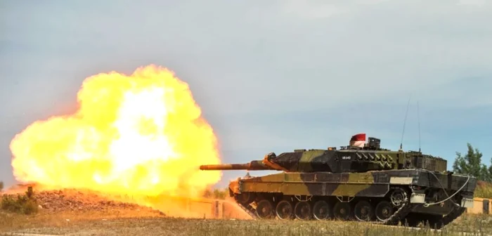 Un tanc Leopard 2 la o tragere cu muniţie reală în cadrul unui exerciţiu NATO FOTO U.S. Army 