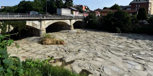 Fotografie făcută pe 17 iunie 2022 arată albia unui râu secat din Torino Italia FOTO Profimedia