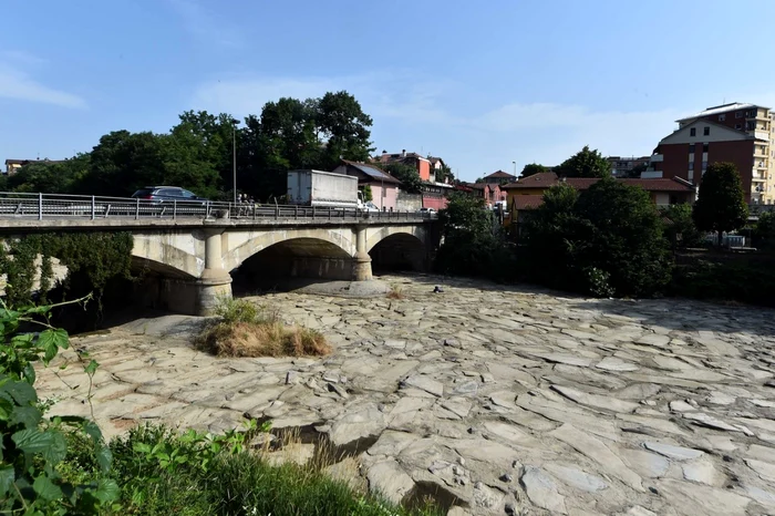 Fotografie făcută pe 17 iunie 2022 arată albia unui râu secat din Torino, Italia FOTO Profimedia