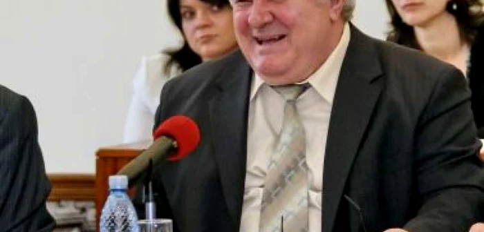 Iaşi: Vicele CJ Constantin Adăscăliţei donează bani publici