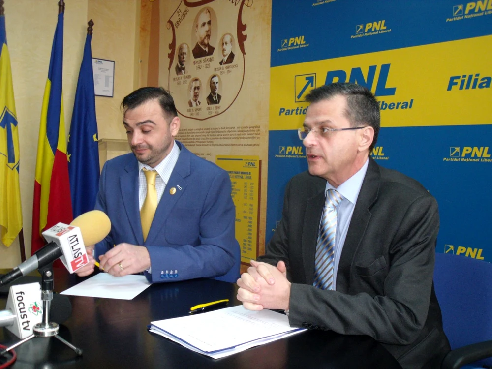 Deputaţii Laurenţiu Ţigăeru Roşca şi Nini Săpunaru par să nu se mai înţeleagă