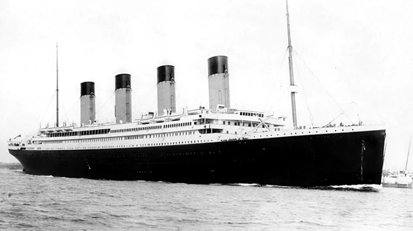 Vasul Titanic a lovit aisbergul care avea să i cauzeze scufundarea din dimineaţa zilei următoare jpeg