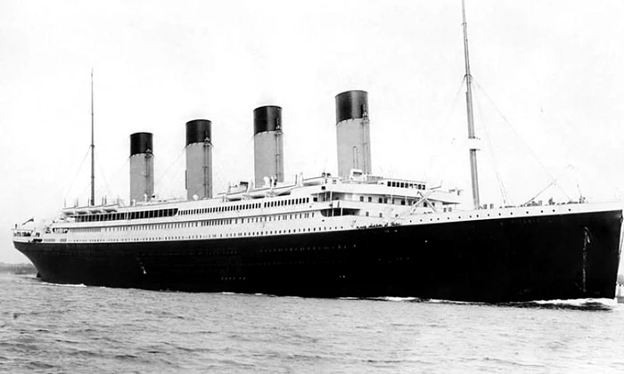 Vasul Titanic a lovit aisbergul care avea să i cauzeze scufundarea din dimineaţa zilei următoare  jpeg