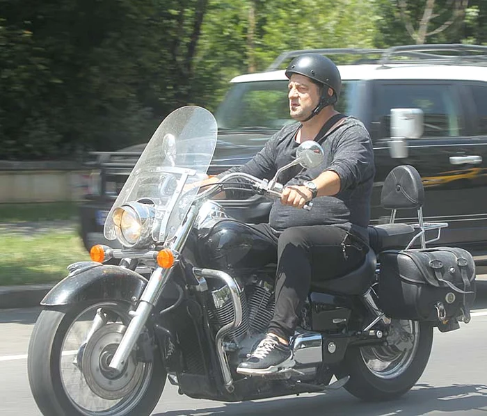 Tavi Colen conduce cu uşurinţă o Honda Shadow, deşi el a cam luat proporţii Foto: BLITZ/Mihai Ionescu